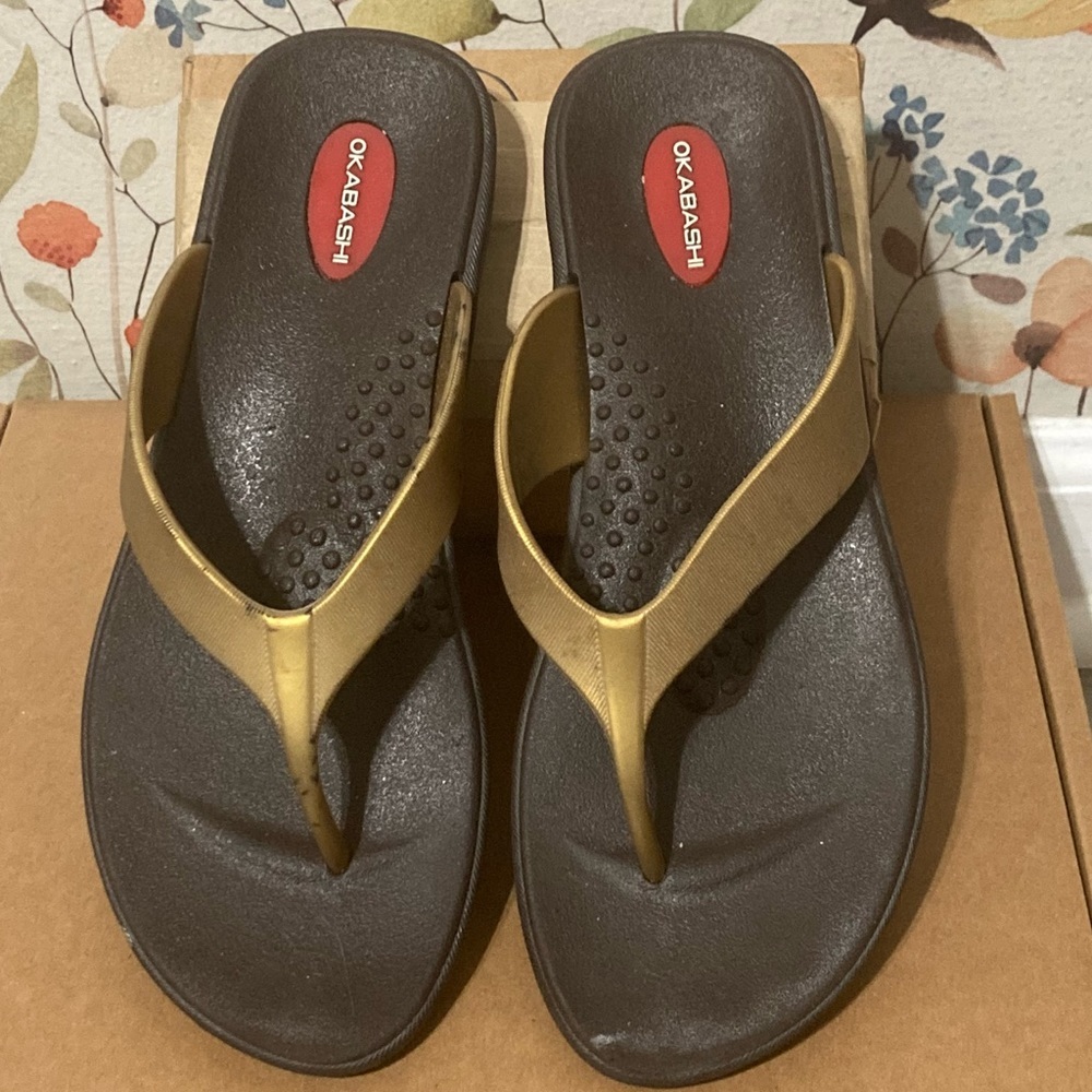 🌸 Sz 7.5 Okabashi Gold Flip Flop Sandals